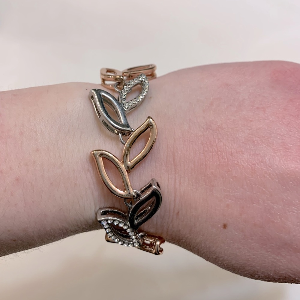 🌻 2/$10  Boutique silver and rose gold colored leaf vine bracelet